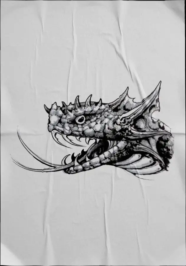 Diseño de tatuaje en negro sobre tela: cabeza de dragón con cuernos y escamas.