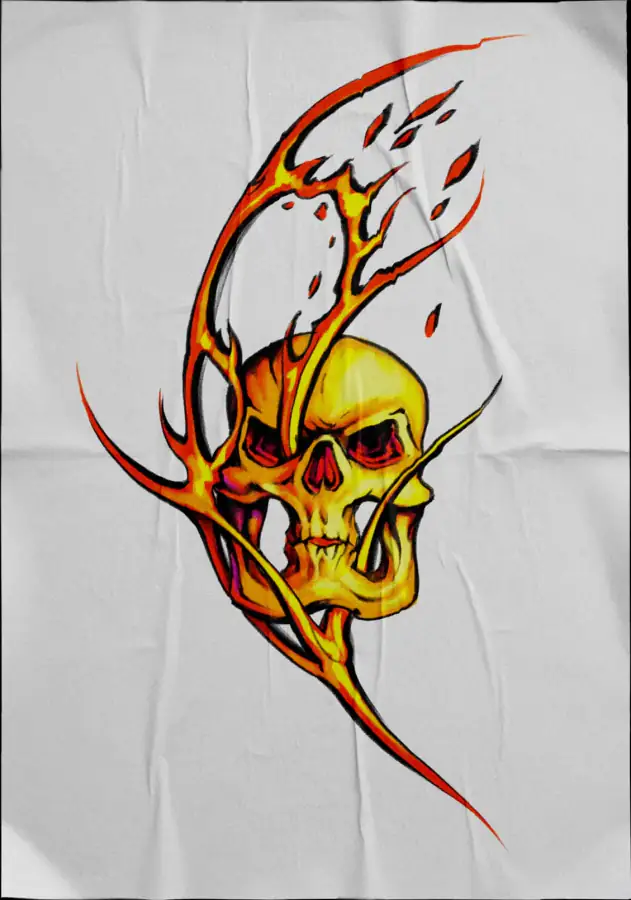 Diseño de tatuaje a color sobre tela: calavera amarilla entre llamas rojas.
