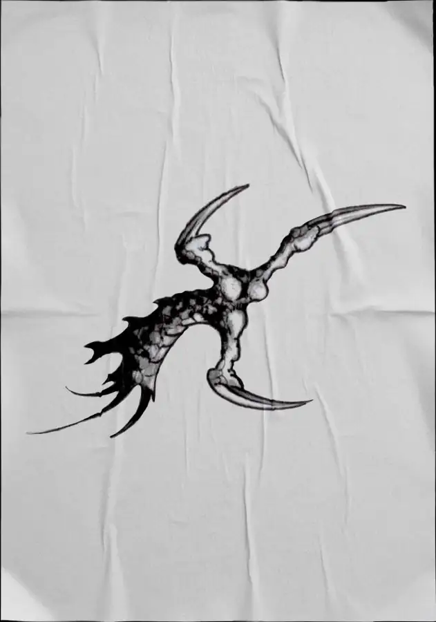 Diseño de tatuaje en negro sobre tela: criatura alada pequeña de trazo afilado.