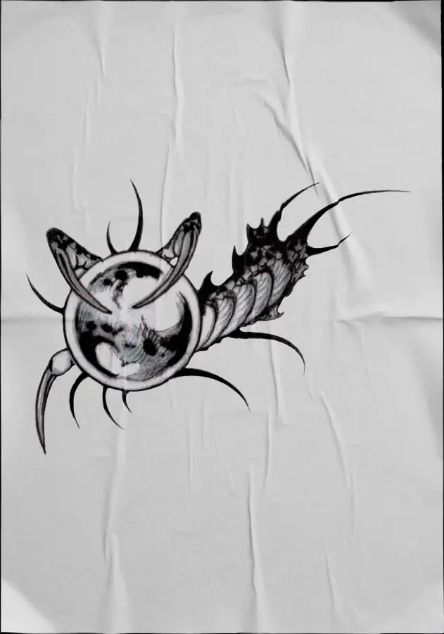 Diseño de tatuaje en negro sobre tela: criatura con esfera y púas.