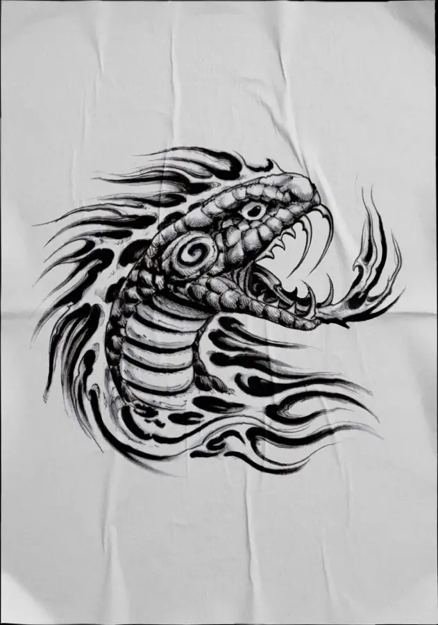 Diseño de tatuaje en negro sobre tela: criatura de fauces abiertas y lengua larga.