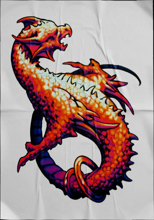 Diseño de tatuaje a color sobre tela: dragón naranja de fauces abiertas con cola enroscada.