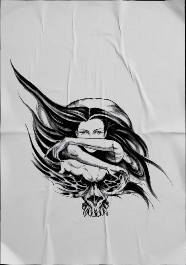 Diseño de tatuaje en negro sobre tela: figura alada sobre una calavera.