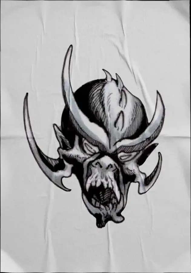 Diseño de tatuaje en negro sobre tela: máscara de demonio con cuernos.