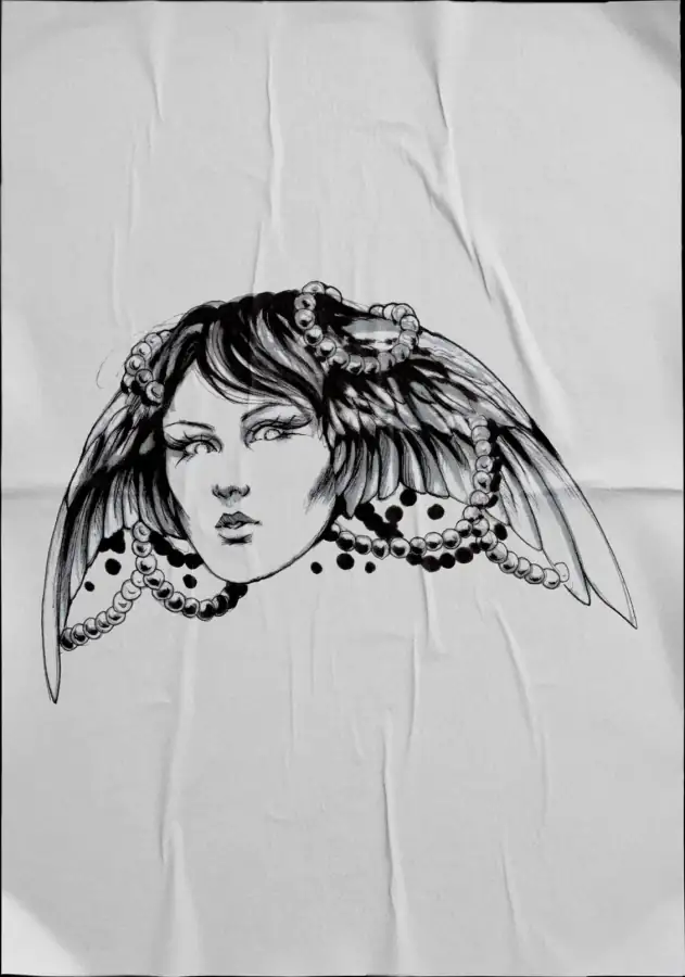 Diseño de tatuaje en negro sobre tela: rostro de mujer con alas y flores.