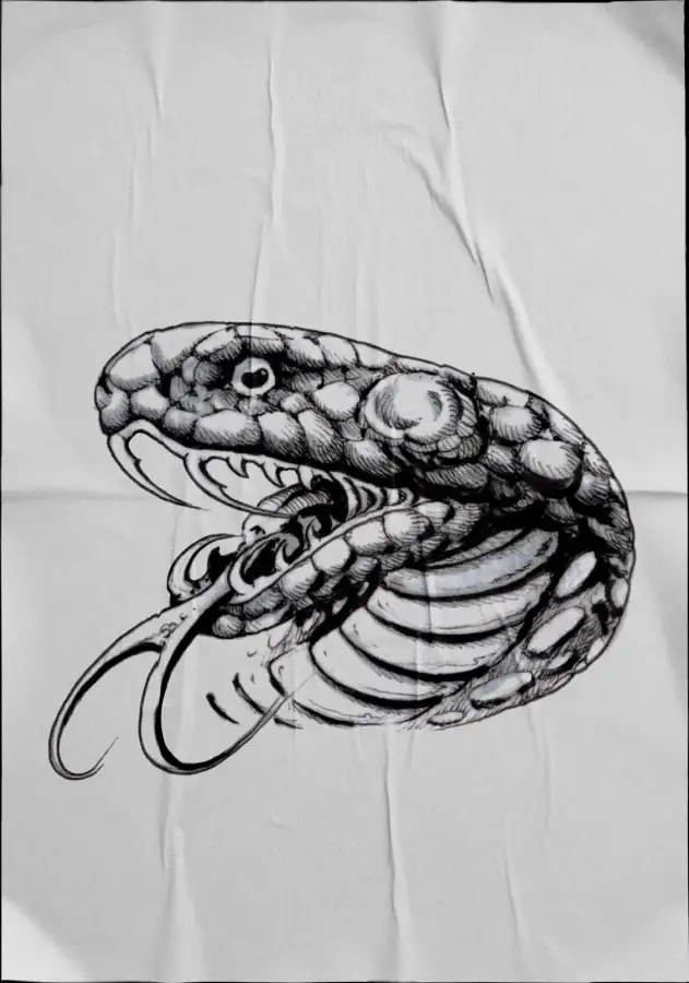 Diseño de tatuaje en negro sobre tela: serpiente de escamas con la boca abierta.