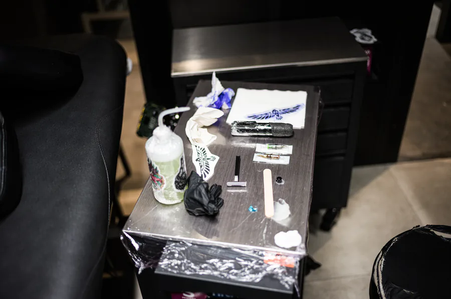 Carro de material del estudio con guantes, tintas y jabón.