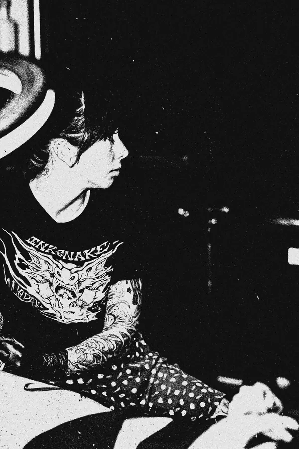 María tumbada con la camiseta de InkSnake, en alto contraste.