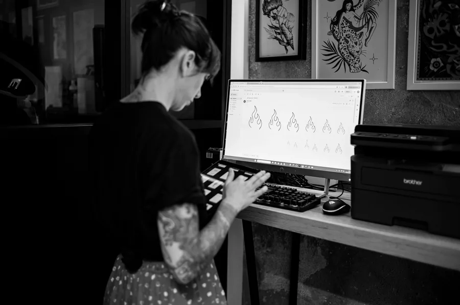 María dibujando en la pantalla del ordenador del estudio.