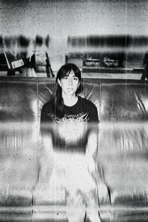 Retrato de María en el estudio con efecto de barrido y grano.