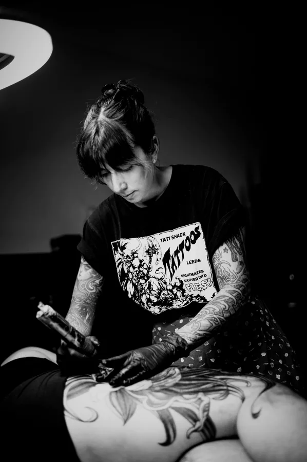 María sentada trabajando con la máquina, retrato de medio cuerpo.