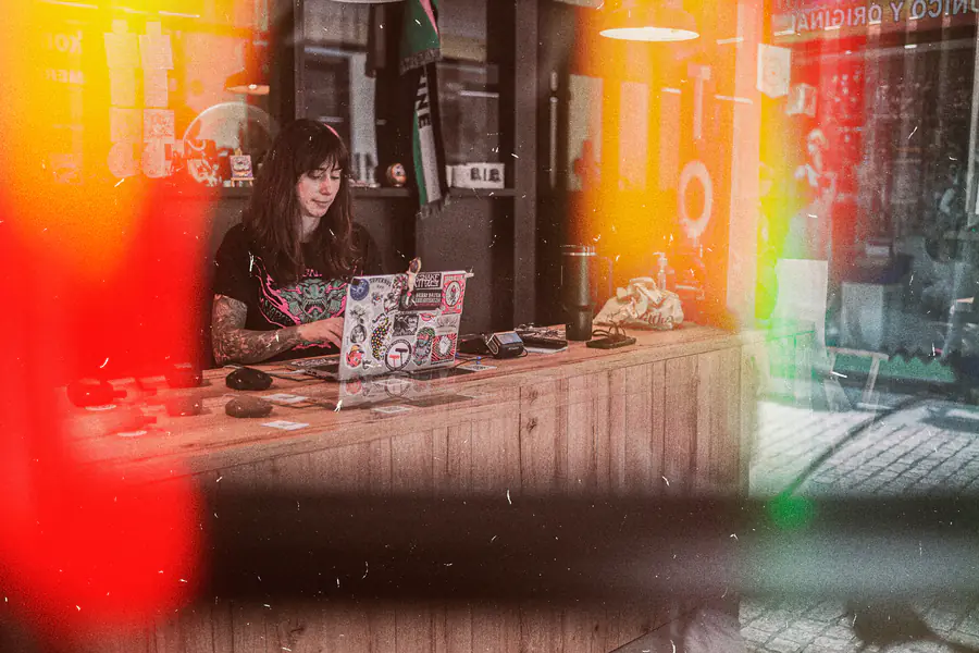El mostrador del estudio con luces de colores filtradas.
