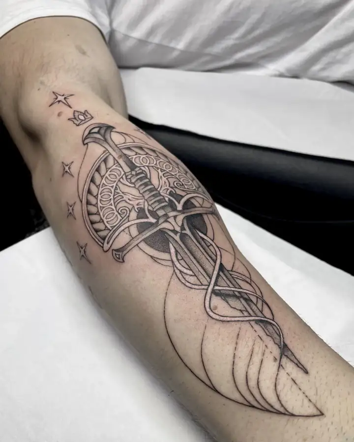 Antebrazo de perfil con una espada que cruza un arco ornamental entre estrellas, en línea fina sombreada.