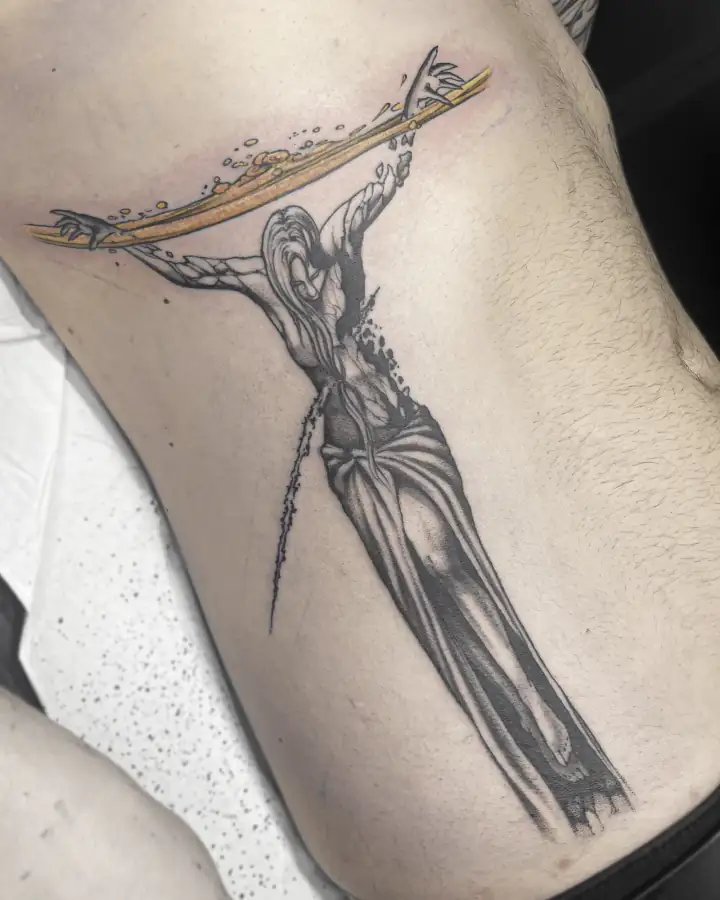 Costillas con una figura de túnica y brazos abiertos que alza una hoja dorada alargada; black & grey con un toque de color.