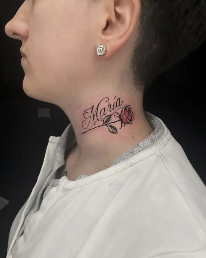 Cuello con el nombre «María» en lettering cursivo y una rosa de pétalos rojos a color.