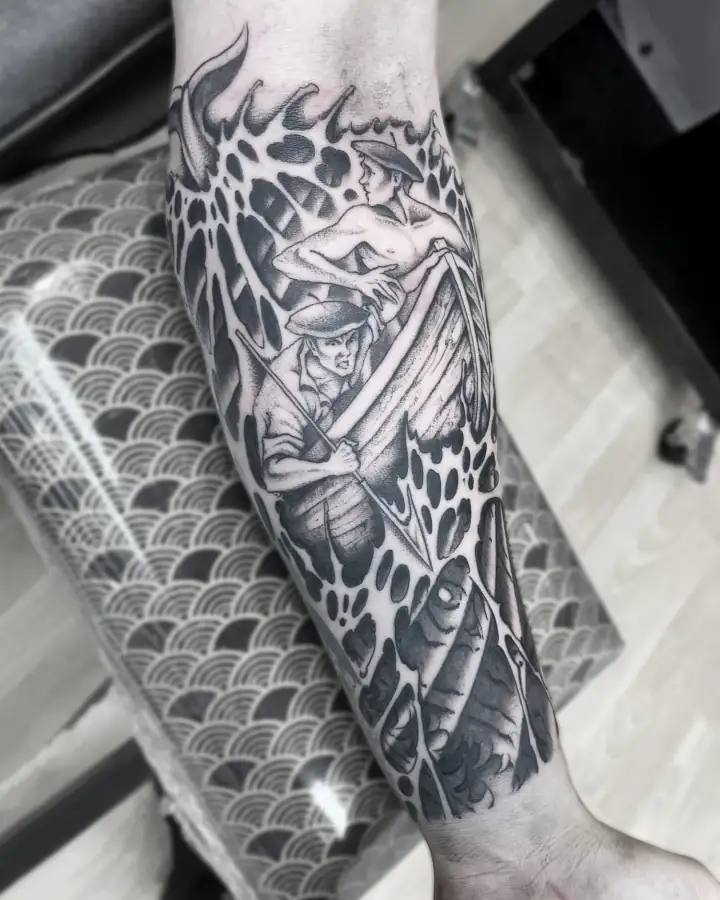 Antebrazo con dos figuras tocadas con boina que empuñan lanzas, entre escamas y manchas negras, en blackwork sombreado.