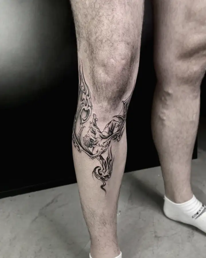 Detrás de la rodilla, un ornamento de volutas baja por la pantorrilla, en línea fina con sombreado suave.