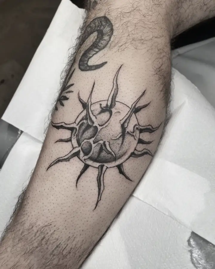Espinilla con un sol de rayos afilados y formas orgánicas dentro del disco, relleno por completo en puntillismo.