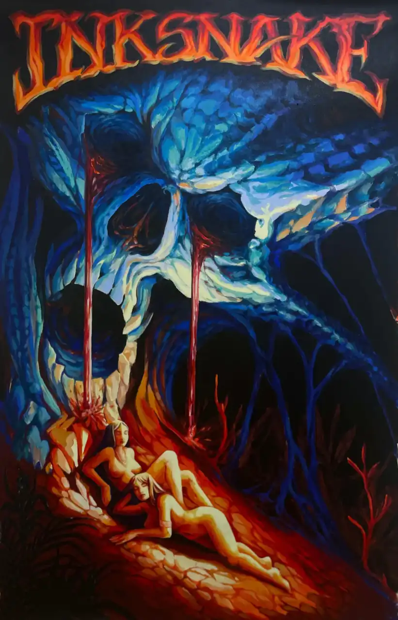 Cartel de InkSnake a color: el rótulo en llamas sobre una calavera azul atravesada por serpientes, con dos figuras tendidas entre fuego y rastros rojos.