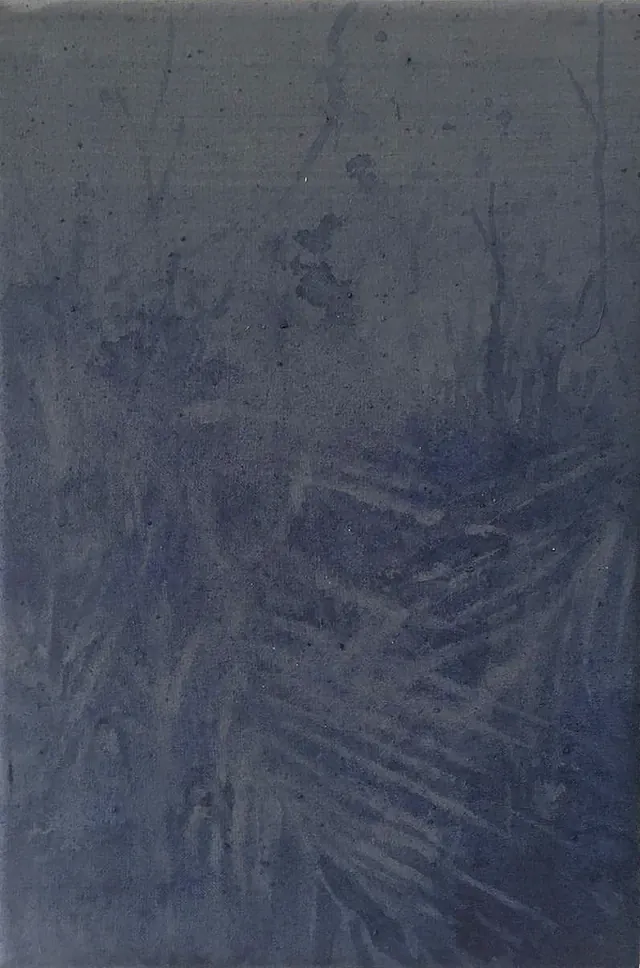 Obra vertical azul grisácea con hierbas claras y, abajo a la derecha, hojas en abanico más oscuras.