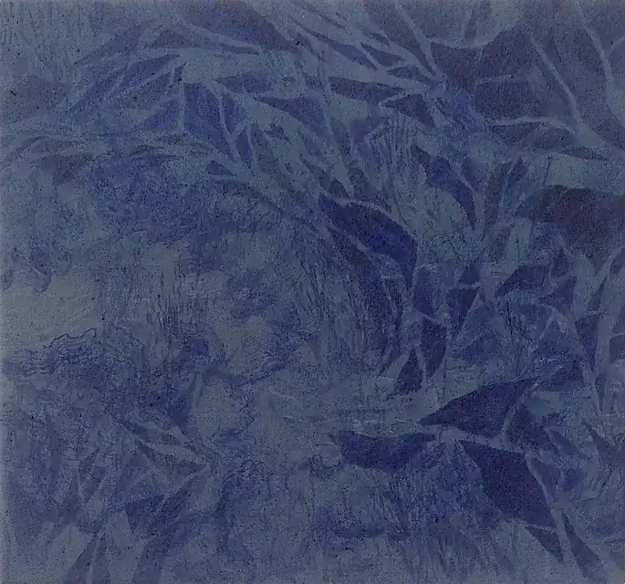 Obra en azul con formas de hojas facetadas en varios tonos de azul superpuestas.