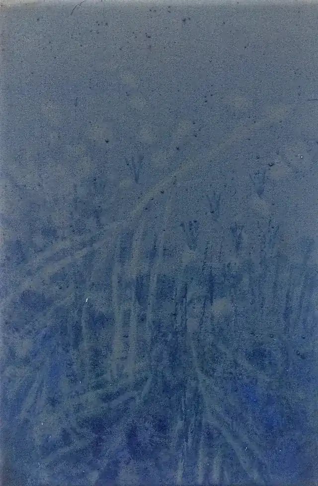 Obra vertical azul con tallos y hierbas claras sobre un fondo que se intensifica hacia la parte inferior.