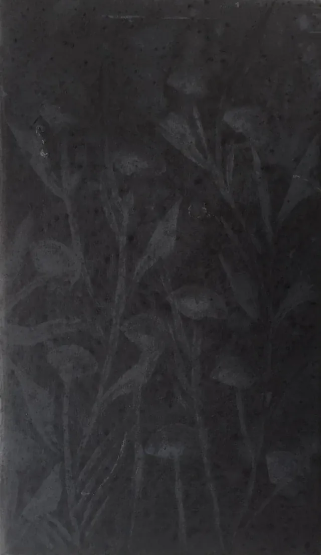 Lámina 3 de 7 de un políptico de láminas verticales gris oscuro en las que flores y tallos claros se reducen a manchas hasta casi desaparecer; en esta, flores con tallos largos y hojas lanceoladas.
