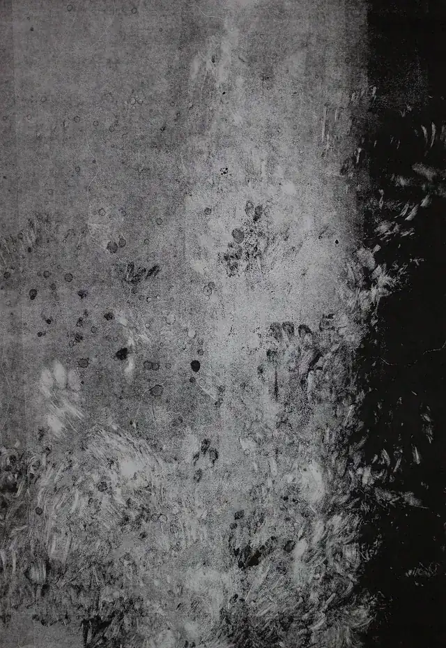 MORO AND OKKOTO1. Panel vertical en escala de grises: superficie clara moteada con marcas de pincel y pequeñas manchas oscuras, cerrada a la derecha por una franja negra con trazos claros cortos.