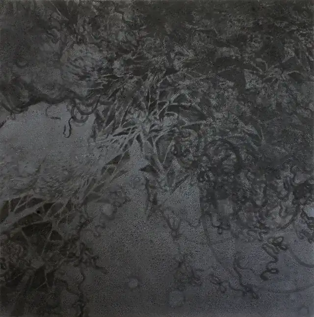 Pintura casi cuadrada en grises: una maraña de hojas puntiagudas y trazos rizados ocupa la mitad superior y se deshace hacia un fondo gris con círculos tenues.