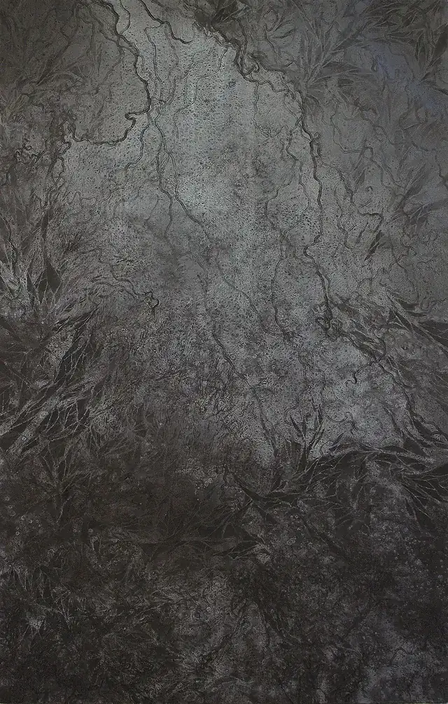 PHYSIS2 (2016). Pintura vertical gris plata y negra recorrida por líneas oscuras sinuosas y ramificadas; el centro es más claro y la parte inferior se oscurece con textura en relieve.