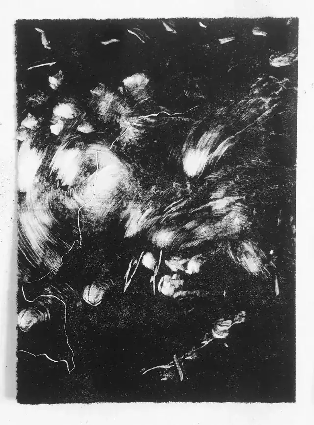 Sin título 02 (II) de la serie Resonancias, monotipo sobre papel, 21 × 15 cm. Monotipo vertical en blanco y negro con manchas blancas de trazo arremolinado repartidas sobre fondo negro y alguna línea fina clara.