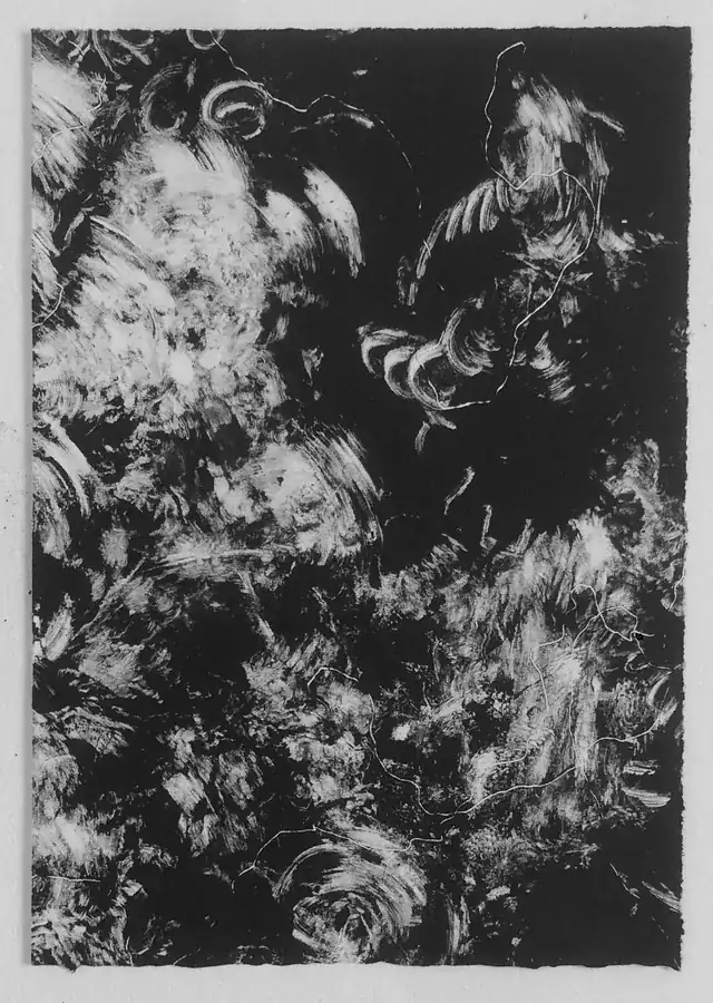 Sin título 03 de la serie Resonancias, monotipo sobre papel, 21,5 × 30 cm. Monotipo vertical en blanco y negro cubierto de manchas claras de pincelada curva y espirales sobre fondo negro, más densas a la izquierda y en la parte inferior.