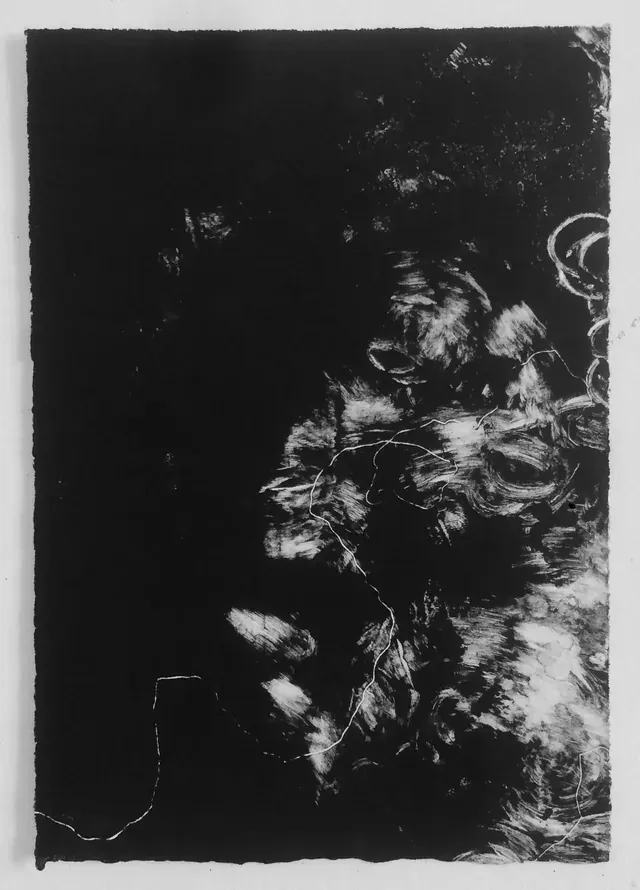Sin título 04 de la serie Resonancias, monotipo sobre papel, 21,5 × 30 cm. Monotipo vertical casi negro; en la mitad derecha, manchas grises y blancas de trazo curvo y una línea fina clara que baja hacia la esquina inferior izquierda.