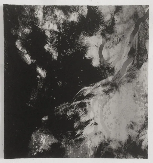 Sin título 05 de la serie Resonancias, monotipo sobre papel, 23,5 × 22,5 cm. Monotipo casi cuadrado: zona negra amplia a la izquierda y abajo; a la derecha, áreas grises y blancas con barridos de pincel y bandas onduladas.