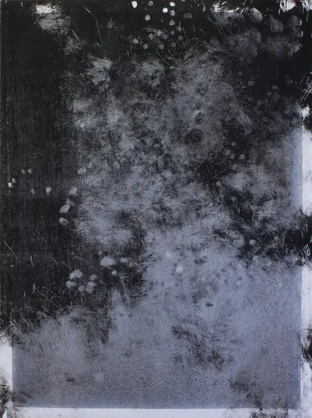 ST2 DE S.RESONANCIAS. Obra vertical sobre papel en grises fríos: manchas oscuras en la mitad superior que se abren a una zona gris clara granulada abajo, con pequeños puntos claros y el borde blanco del papel visible.