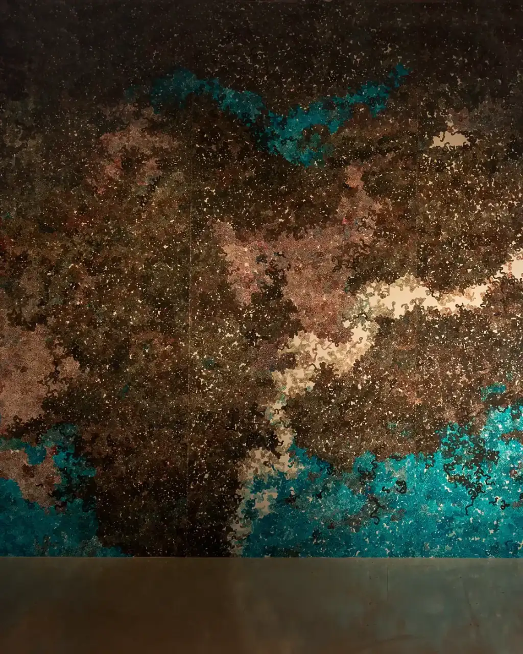 MUR MUR, pintura sobre papel (2018). Fragmento 1 de 6 de la panorámica del mural de pintura sobre papel: formas pardas y oscuras con un trazo claro sinuoso que baja por el centro, manchas turquesa arriba y en la base, y la franja del suelo abajo.