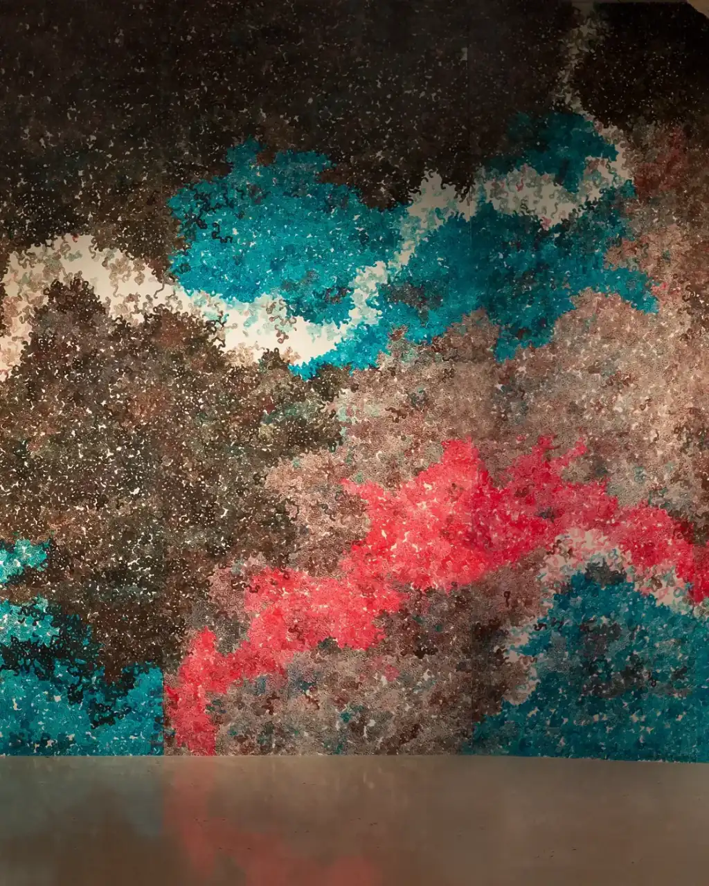 MUR MUR, pintura sobre papel (2018). Fragmento 2 de 6 de la panorámica del mural de pintura sobre papel: una banda turquesa y blanca cruza la parte superior; debajo, zonas pardas y una masa roja que sube desde la base, con el suelo abajo.