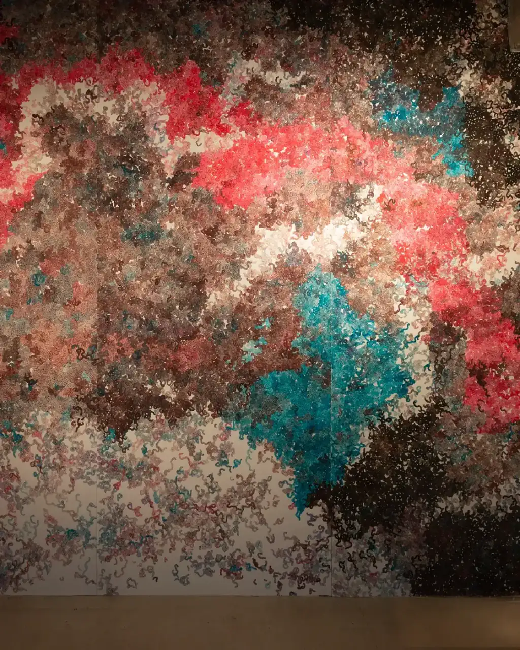 MUR MUR, pintura sobre papel (2018). Fragmento 5 de 6 de la panorámica del mural de pintura sobre papel: formas rojas y blancas en diagonal en la parte superior, turquesa a la derecha y una zona clara de bucles rosados y lilas en la mitad inferior.