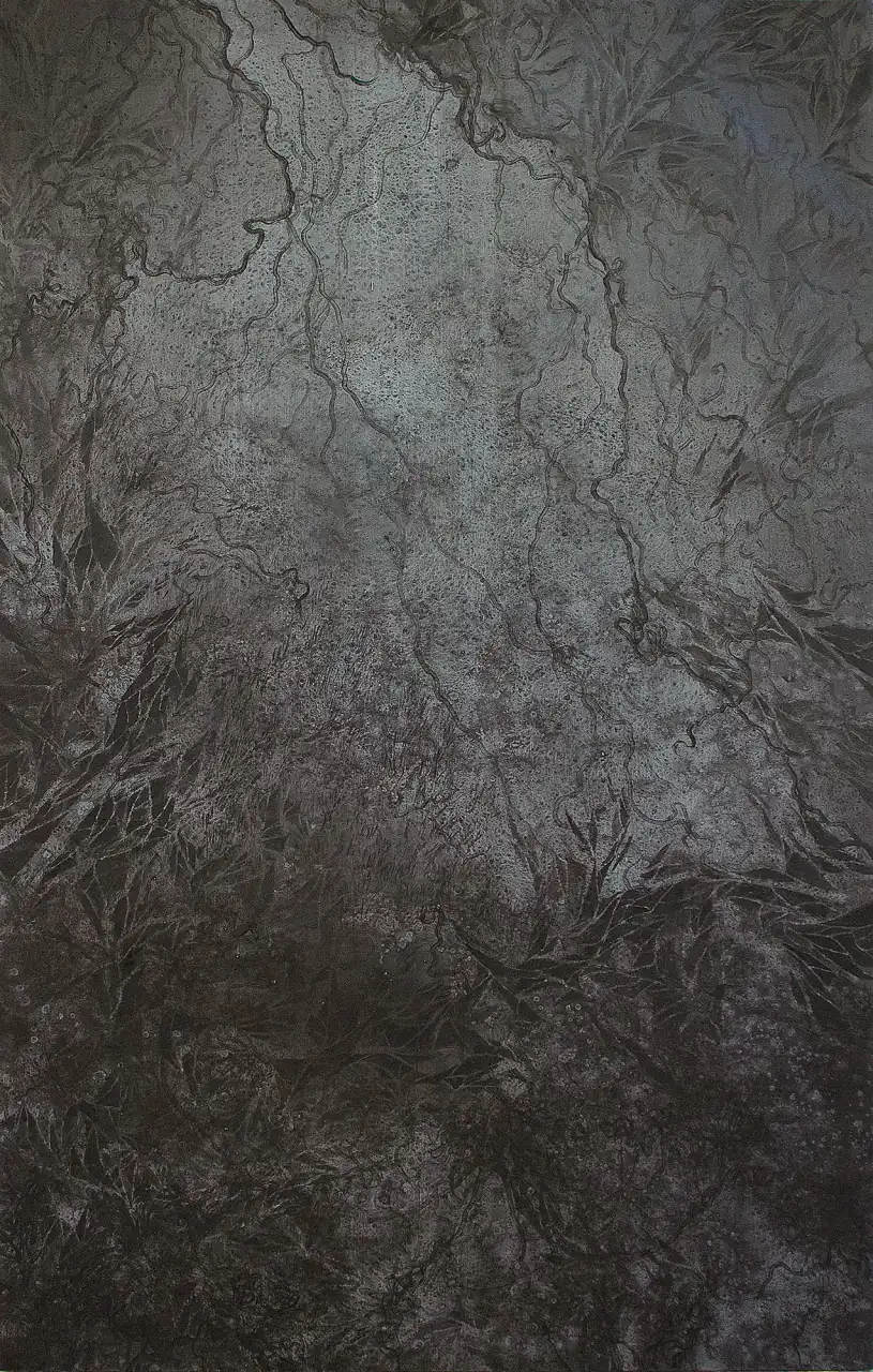 Pintura vertical gris plata y negra recorrida por líneas oscuras sinuosas y ramificadas; el centro es más claro y la parte inferior se oscurece con textura en relieve.