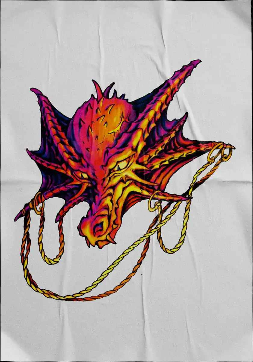 Diseño de tatuaje a color sobre tela: cabeza de dragón morada con cuernos dorados.