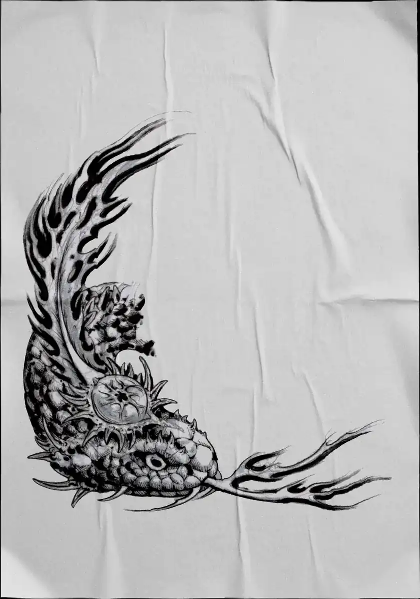 Diseño de tatuaje en negro sobre tela: carpa de escamas entre llamas.