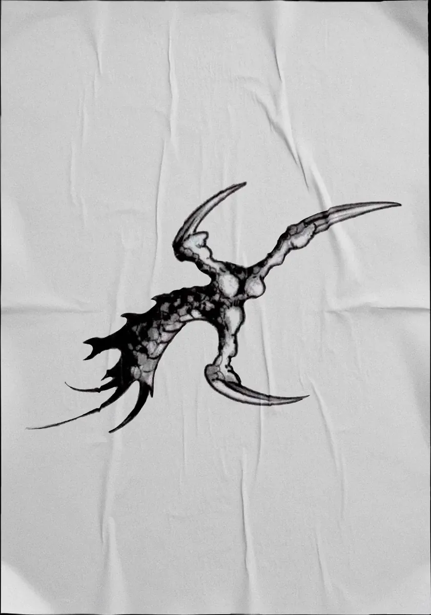 Diseño de tatuaje en negro sobre tela: criatura alada pequeña de trazo afilado.