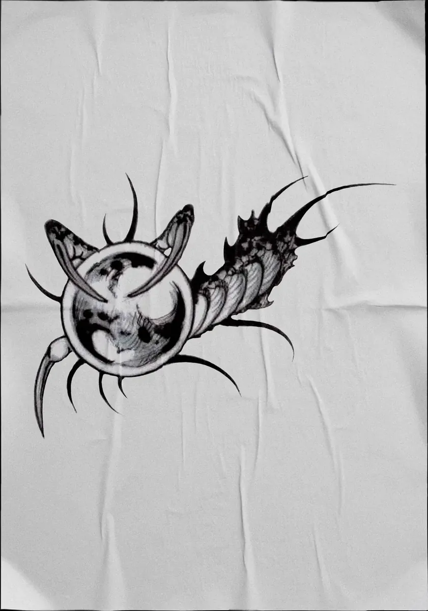 Diseño de tatuaje en negro sobre tela: criatura con esfera y púas.