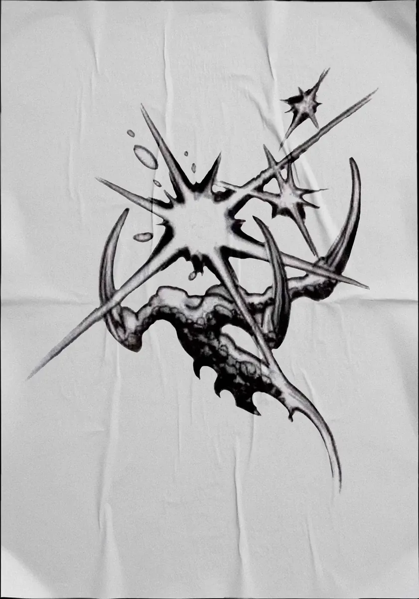Diseño de tatuaje en negro sobre tela: estrella de puntas afiladas con espinas.
