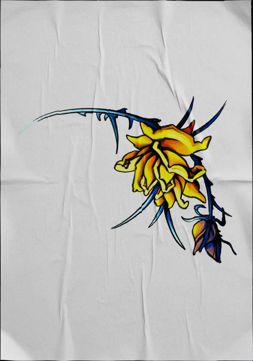 Diseño de tatuaje a color sobre tela: flor amarilla con hojas azules afiladas.