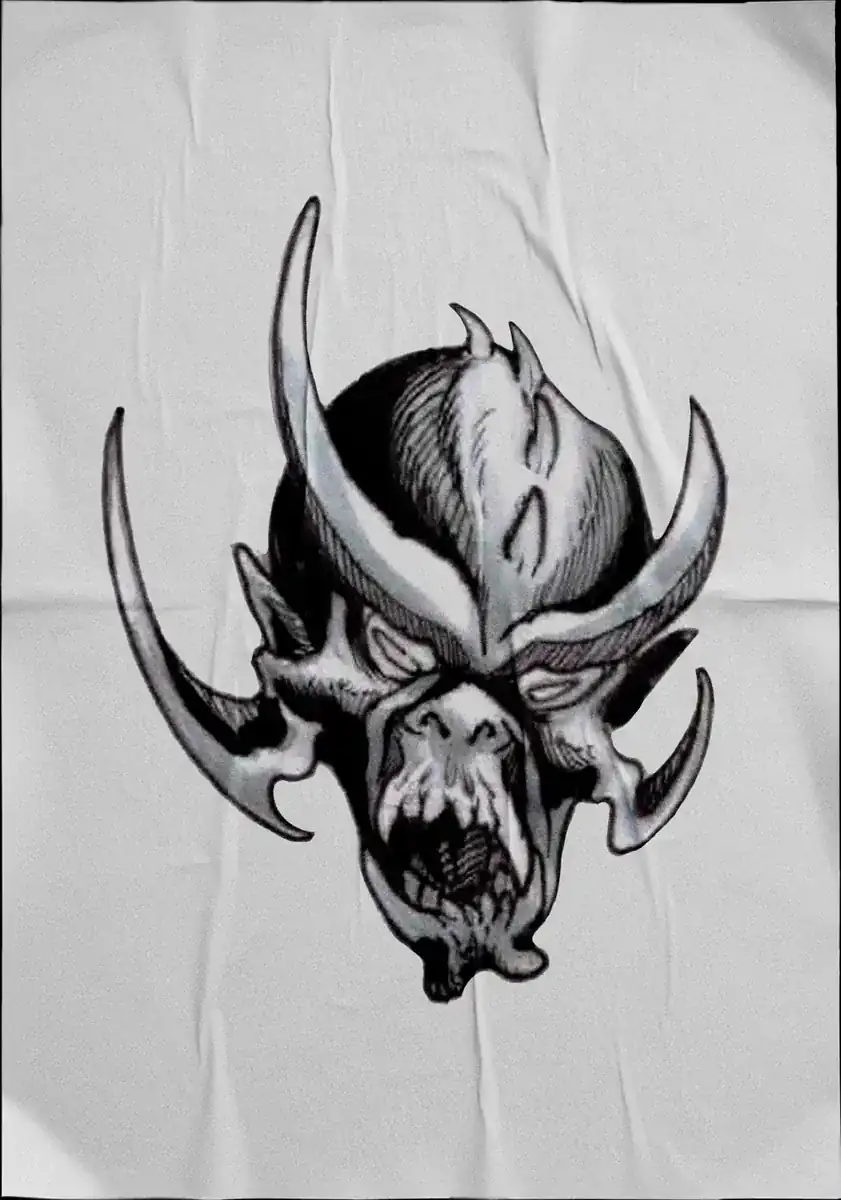 Diseño de tatuaje en negro sobre tela: máscara de demonio con cuernos.