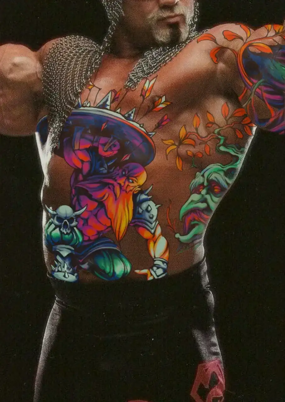 Diseño de María Vera mostrado en mockup sobre una fotografía de archivo: hombre con cota de malla, con una composición de fantasía a color —hechicero, criaturas y flores— cubriéndole pecho y brazo.
