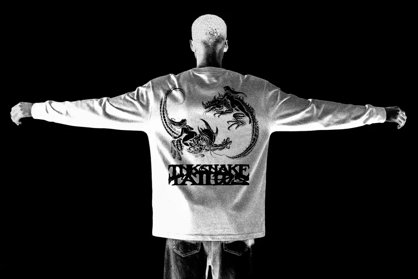 Maqueta de camiseta blanca extendida con el dragón de InkSnake en la espalda.