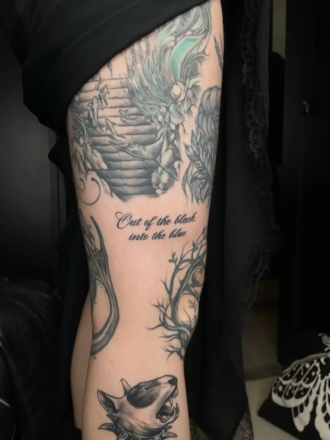 Pierna con una escalera hacia un cielo verdoso, una frase en lettering manuscrito y ramas secas, entre color y black & grey.