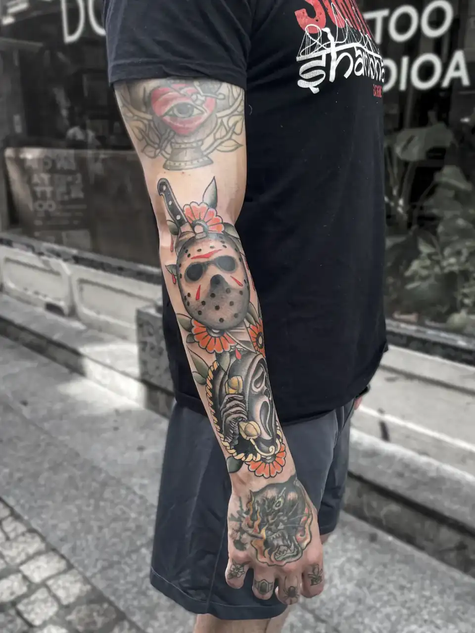 Manga a color en el brazo y la mano, fotografiada en la calle.